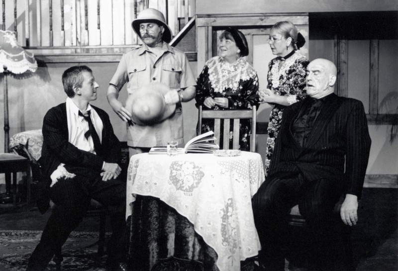 Arsenic and Old Lace, by Joseph Kesselring, directed by Jacki Reed, 3-8 October 1994. Vaughan Leslie, Frank Butterworth, Barbara Green, Sue Jones and Ron Suthers